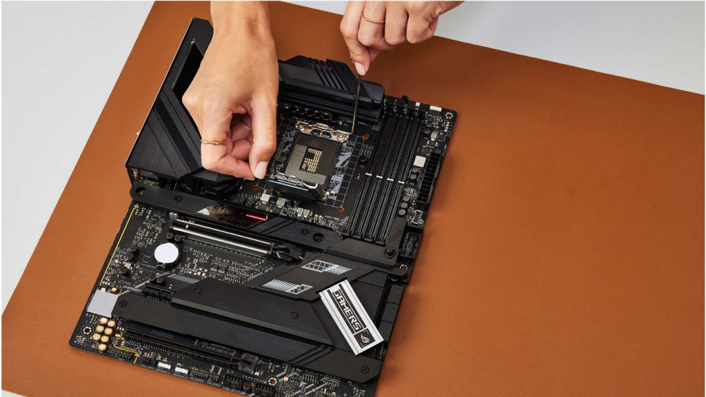 Kako zgraditi intel gaming računalnik v letu 2024 8 Namestitev intel procesorja na matično ploščo