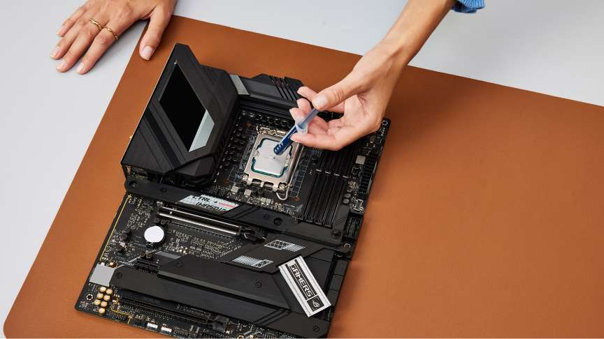 Kako zgraditi intel gaming računalnik v letu 2024 14 Namestitev termalne paste in hladilnika na procesor intel in matično ploščo