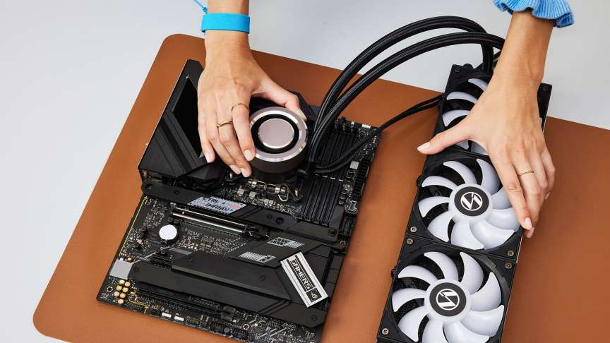 Kako zgraditi intel gaming računalnik v letu 2024 15 Namestitev termalne paste in hladilnika na procesor intel in matično ploščo