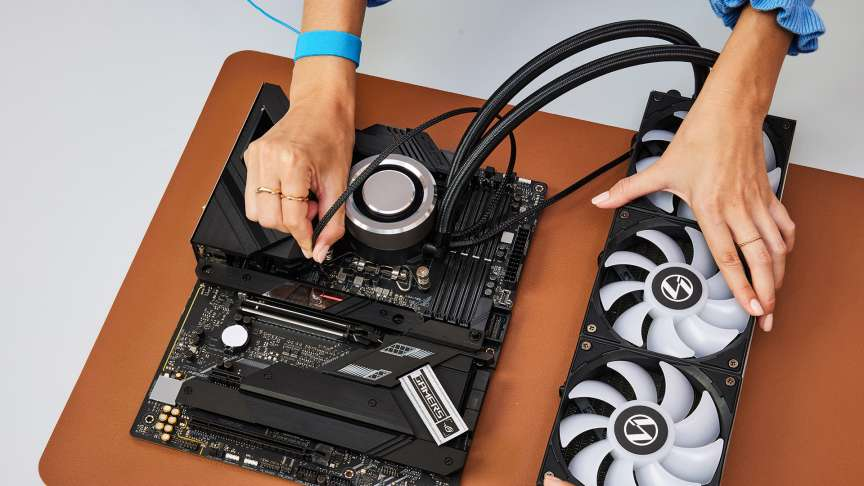Kako zgraditi intel gaming računalnik v letu 2024 16 Namestitev termalne paste in hladilnika na procesor intel in matično ploščo