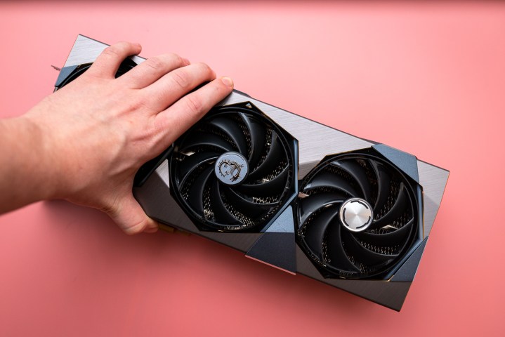 Vodič za nakup gaming računalnika za konec šole | nakup računalnika za igre za darilo 8 A hand grabbing msi's rtx 4090 suprim x.