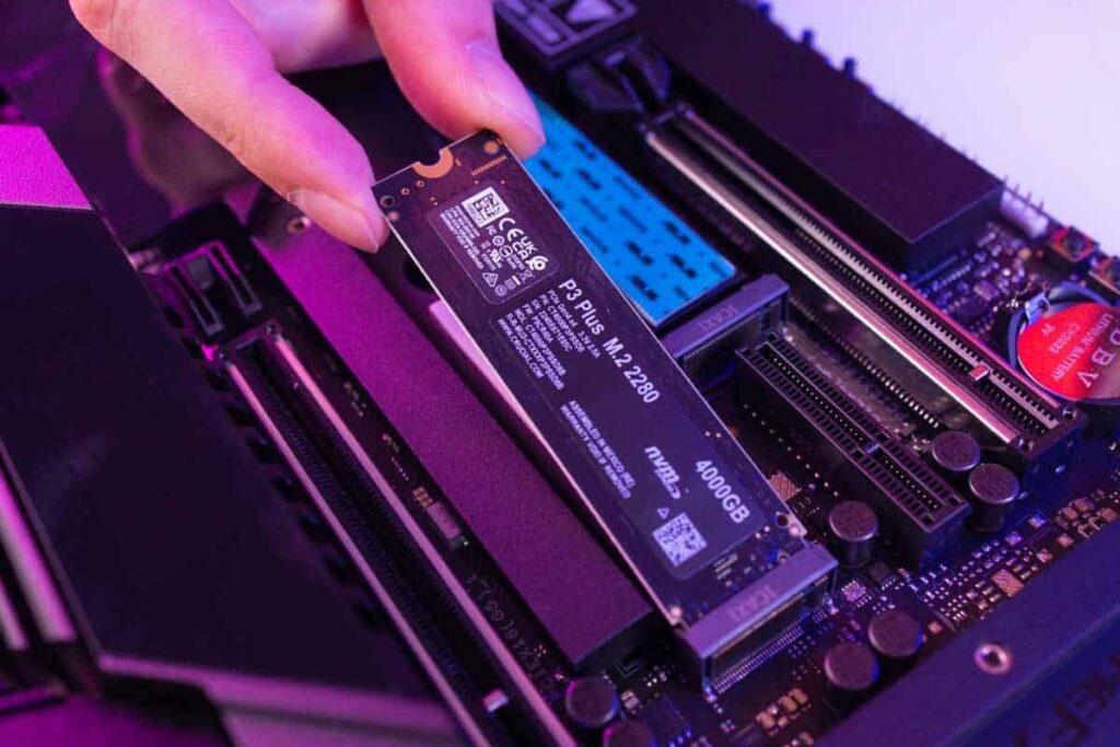 Hiter nvme ssd disk za krajše nalaganje iger in ddr5 ram pomnilnik za preprečevanje zatikanja v igrah.