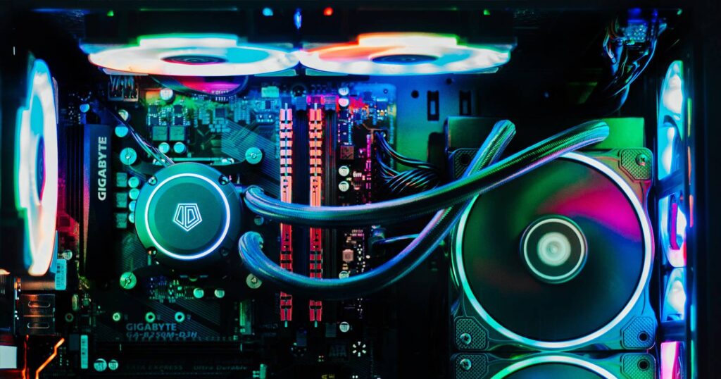 Učinkovit hladilnik za procesor (cpu cooler), ki preprečuje pregrevanje gaming računalnika med obremenitvijo.
