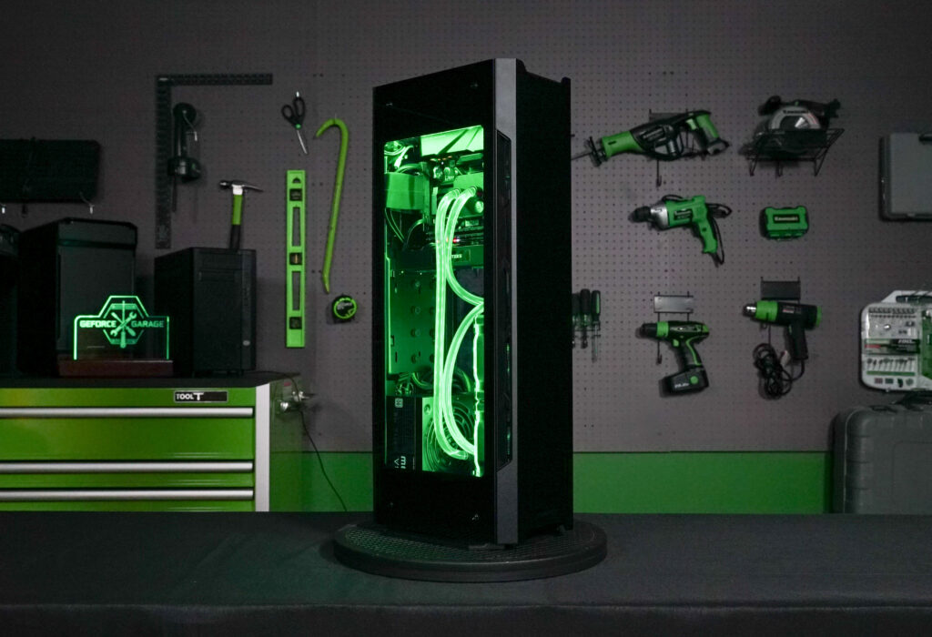 Kompakten sff (small form factor) gaming računalnik v majhnem ohišju, primeren za omejene prostore.